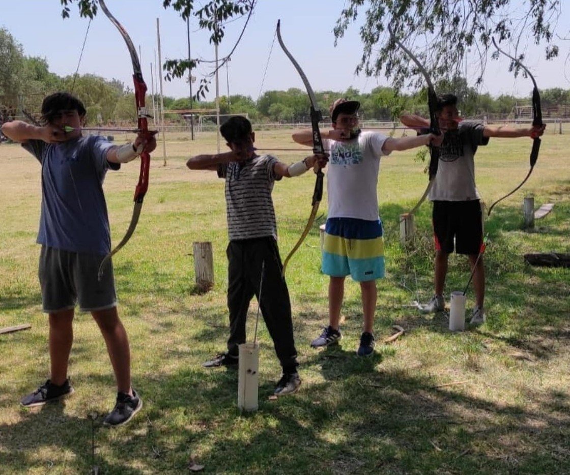 4 chicos con el arco
