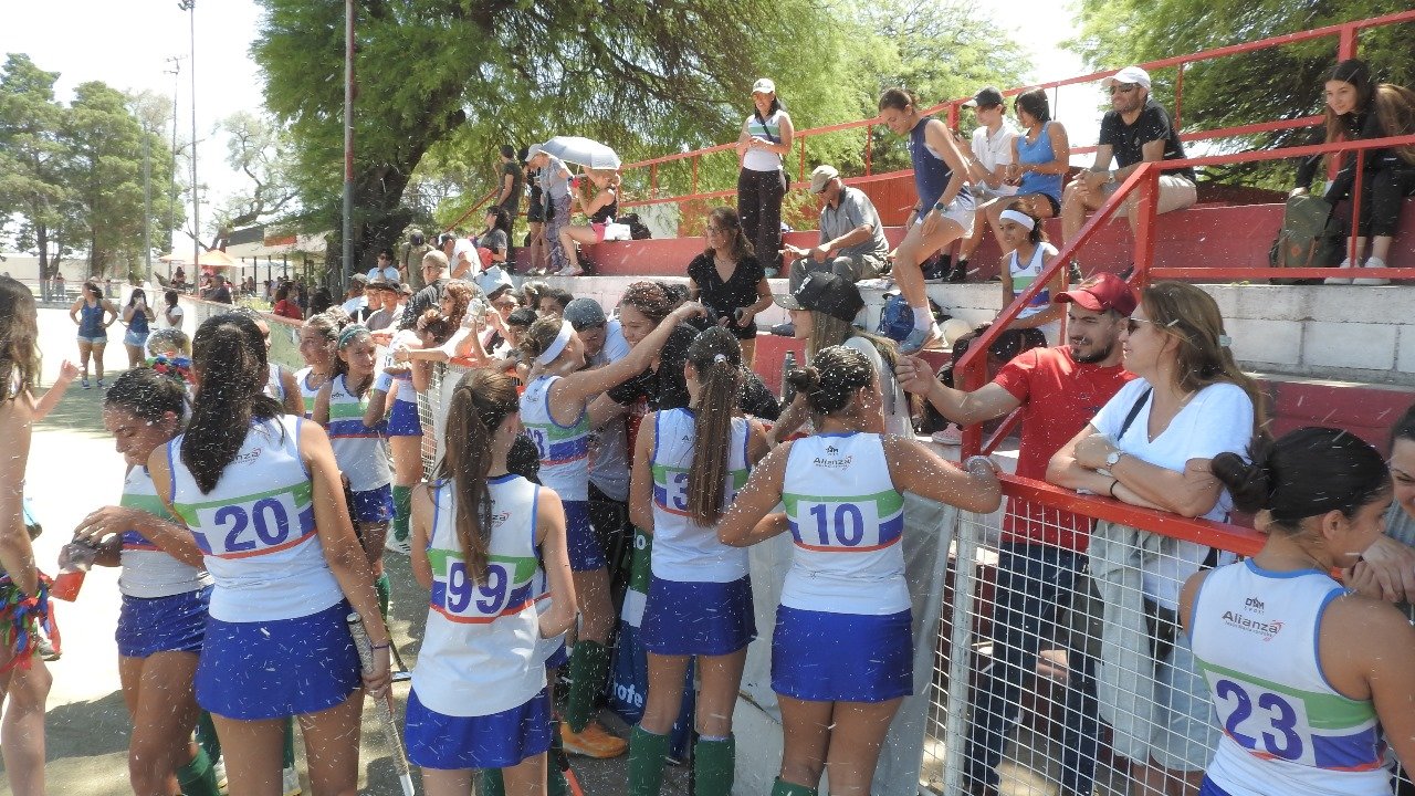 Hockey femenino de Alianza festejando