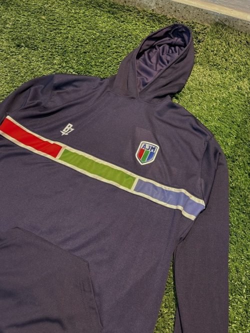 Detalle del buzo Alianza Jesús María con escudo y franjas de colores