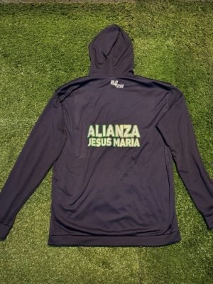 Espalda del buzo Alianza Jesús María con inscripción verde