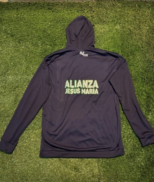 Espalda del buzo Alianza Jesús María con inscripción verde