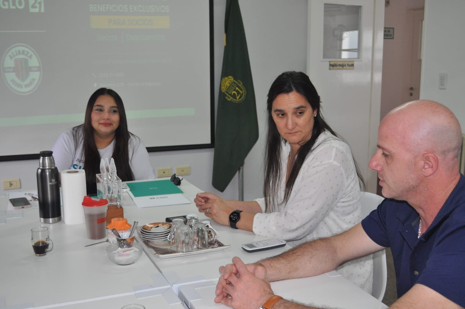 Detalle del escudo del Club Alianza Jesús María con un lazo rosa colocado en el pecho de una jugadora, símbolo de la campaña de concientización sobre el cáncer de mama.