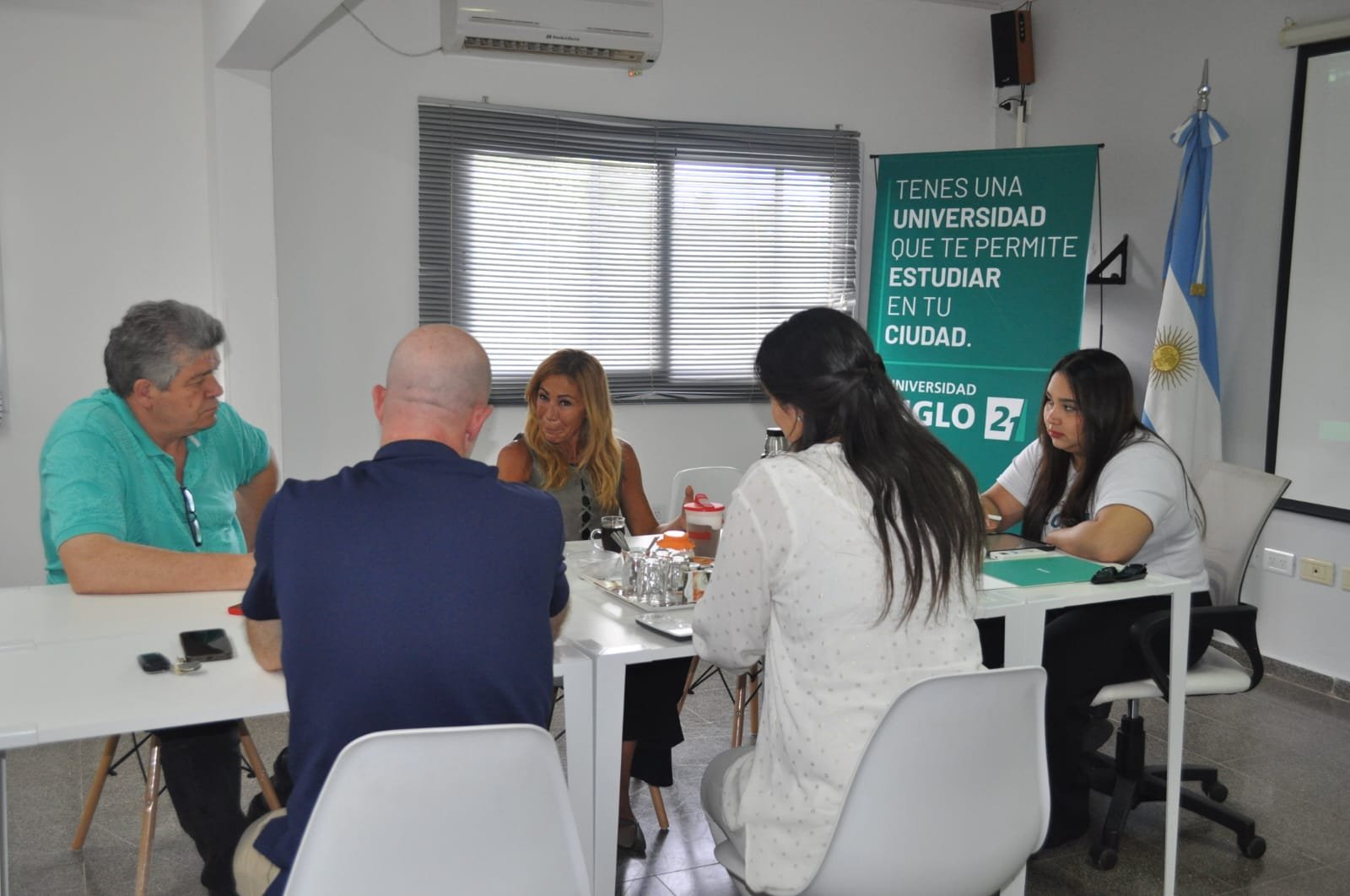 Jugadores de fútbol de Alianza Jesús María posan en la cancha mostrando una remera rosa con el lema “Ninguna lucha sola”, en el marco de la campaña de concientización sobre el cáncer de mama.