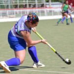 Jugadora de hockey del Club Alianza Jesús María durante un partido, una de las disciplinas deportivas que ofrece la institución.