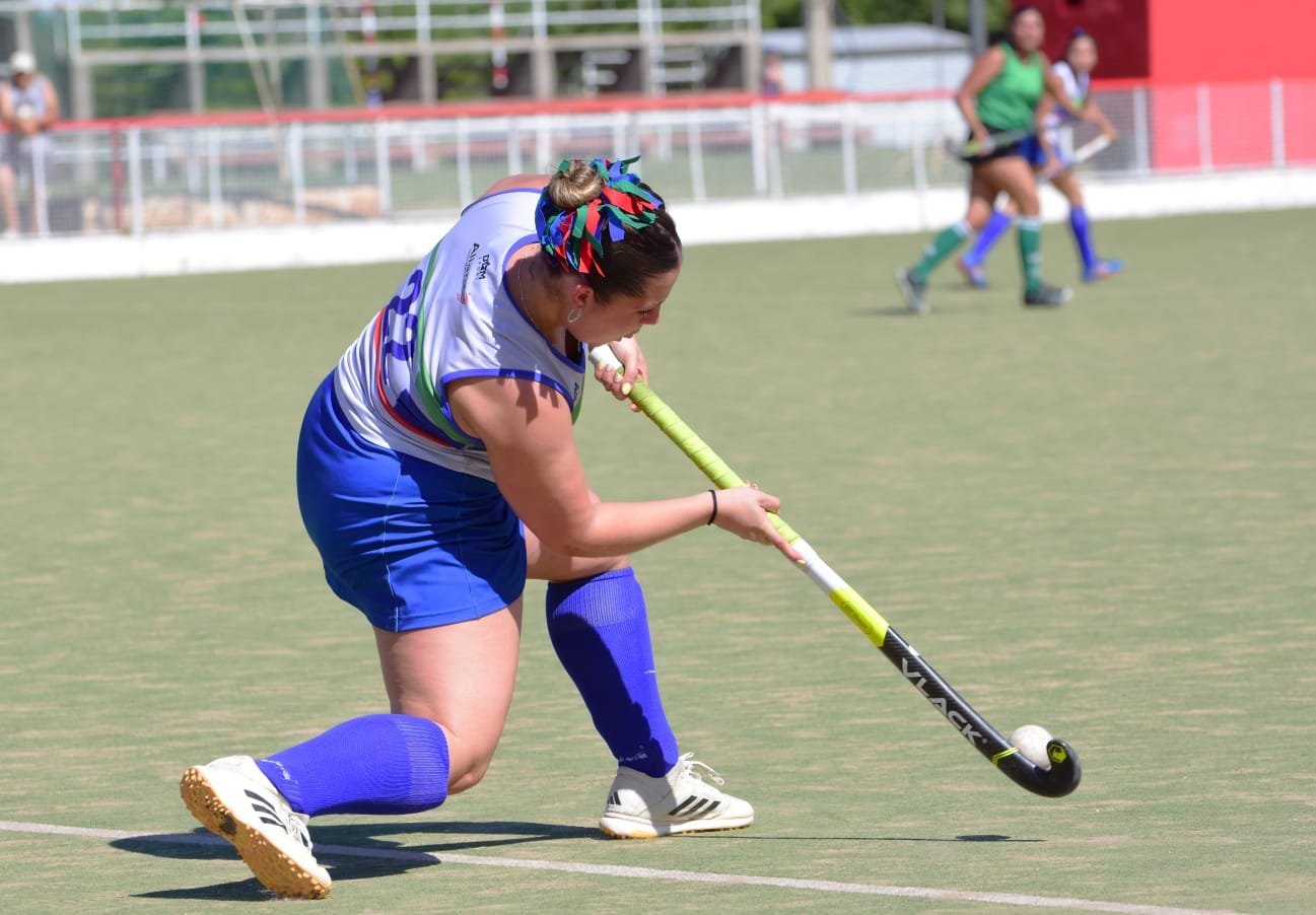 Jugadora de hockey del Club Alianza Jesús María durante un partido, una de las disciplinas deportivas que ofrece la institución.